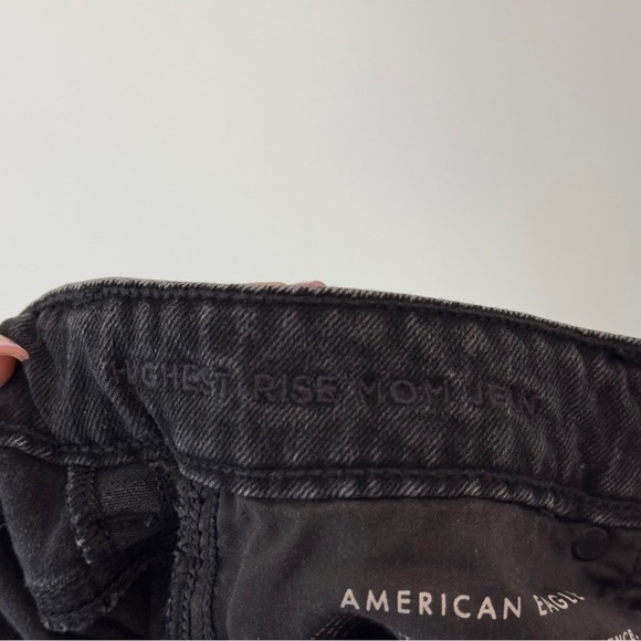 American Eagle Highest Rise Mom Jean Size 4 Regular Black Wash Distressed - Picture 4 of 5